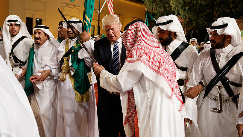 Donald Trump (Mitte) bei einer Willkommenszeremonie im Murabba-Palast in Saudi-Arabien.