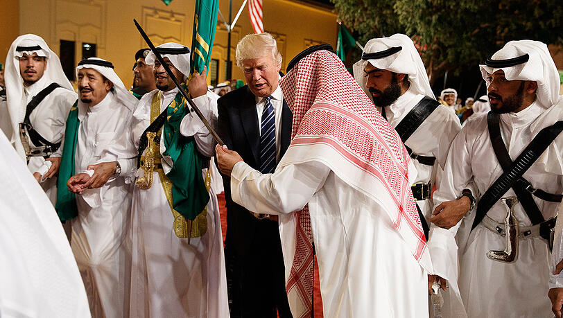 Donald Trump (Mitte) bei einer Willkommenszeremonie im Murabba-Palast in Saudi-Arabien. Donald Trump (Mitte) bei einer Willkommenszeremonie im Murabba-Palast in Saudi-Arabien.