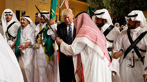 Donald Trump (Mitte) bei einer Willkommenszeremonie im Murabba-Palast in Saudi-Arabien.
