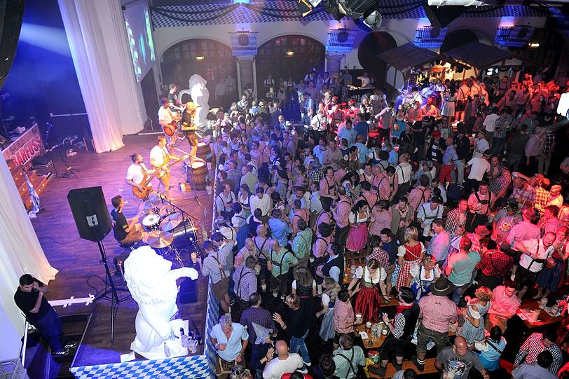 Wiesn-Party ohne Sperrstunde: So schön ist es im Wiesnzelt am Stiglmaierplatz.