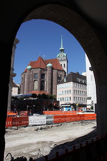 Noch sieht es ziemlich wüst aus vor der Stadtsparkasse. Auch hier wird der Gehweg breiter und die Fahrbahn schmaler. Anfang November soll die Umgestaltung des Tals fertig sein.