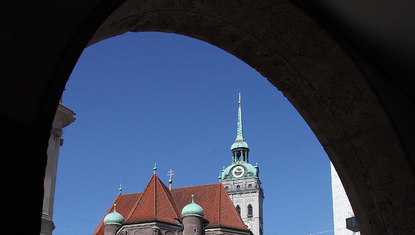 Noch sieht es ziemlich wüst aus vor der Stadtsparkasse. Auch hier wird der Gehweg breiter und die Fahrbahn schmaler. Anfang November soll die Umgestaltung des Tals fertig sein. Noch sieht es ziemlich wüst aus vor der Stadtsparkasse. Auch hier wird der Gehweg breiter und die Fahrbahn schmaler. Anfang November soll die Umgestaltung des Tals fertig sein.
