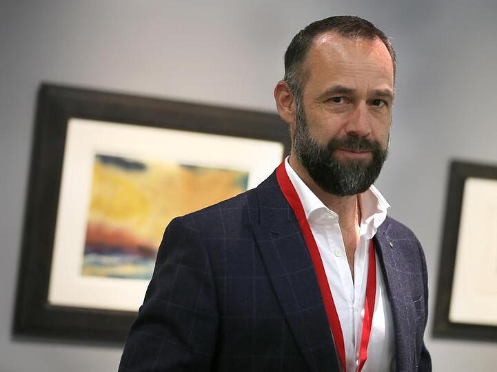 Galerist Thole Rotermund, Schatzmeister des Bundesverbands Deutscher Galerien und Kunsthändler (BVDG), vor Bildern von Emil Nolde.