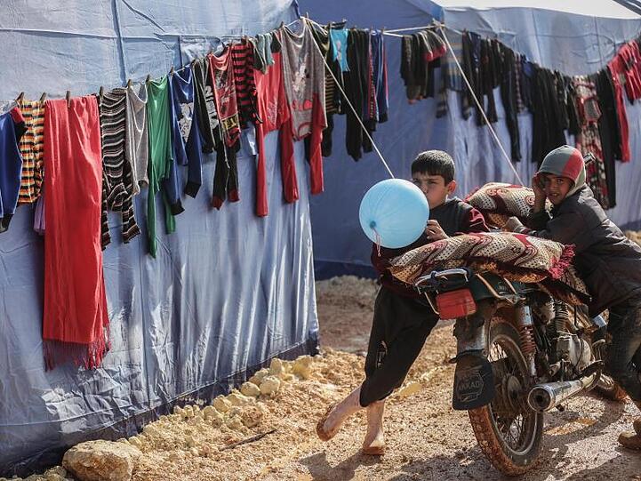 Kinder in einer Notunterkunft im syrischen Idlib: Ihre Familien waren vor den andauernden Militäreinsätzen geflüchtet.