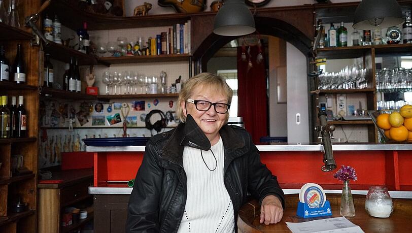 Doris Demel am Tresen des Wein Feldmann ist erleichtert. Doris Demel am Tresen des Wein Feldmann ist erleichtert.