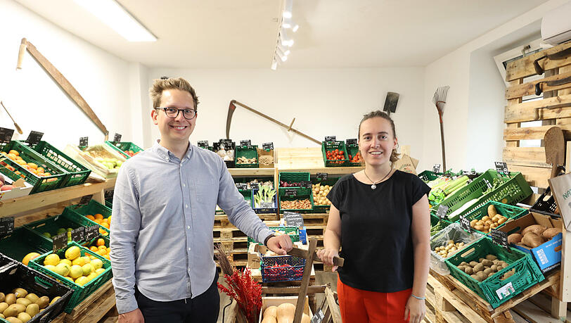 Clemens Rengier und seine Kollegin Emma Pötscher mitten in ihrem Sortiment - im Schwabinger Hofladen.