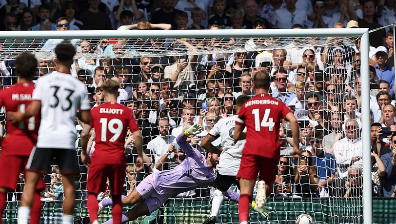 Fulhams Aleksandar Mitrovic (2.v.r) schießt das 2:1 gegen den FC Liverpool
