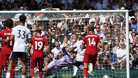 Fulhams Aleksandar Mitrovic (2.v.r) schießt das 2:1 gegen den FC Liverpool