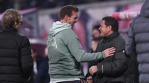 Julian Nagelsmann (l.) und Max Eberl im Januar 2023 in Leipzig - beide noch in anderer Funktion als heute. Nagelsmann war damals Bayern-Trainer, Eberl Leipzigs Geschäftsführer.