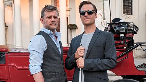 "Blind ermittelt - Tod im Fiaker": Der blinde Ermittler Haller (Philipp Hochmair, r.) und sein Chauffeur Niko (Andreas Guenther) helfen der Wiener Kripo.