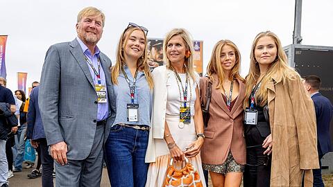 König Willem-Alexander und Königin Máxima mit ihren Töchtern Ariane (v.l.), Alexia und Amalia in Zandvoort.