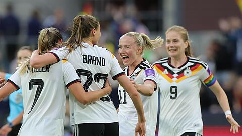 Gro&szlig;e Freude: Die deutschen Fu&szlig;ballerinnen fahren zur WM 2027 nach Brasilien.