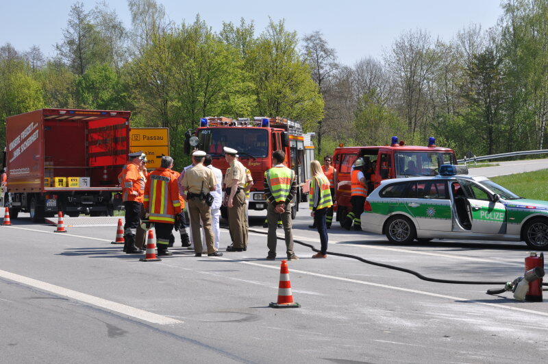 Auf der B 12 bei Simbach kippte ein Lkw um.