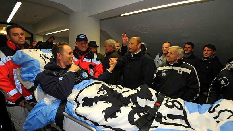 Olaf Bodden wird auf einem Krankenbett auf den Rasen des Grünwalder Stadions gefahren. Olaf Bodden wird auf einem Krankenbett auf den Rasen des Grünwalder Stadions gefahren.