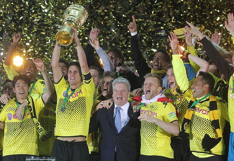 12. Mai 2012: Borussia Dortmund - FC Bayern München 5:2

Meister Dortmund krönt im DFB-Pokalfinale eine traumhafte Saison und feiert das erste Double der Vereinsgeschichte. Der FC Bayern liefert vor allem in der Abwehr eine desaströsen Leistung, Trainer Jupp Heynckes bezeichnet den Auftritt anschließend als "katastrophal".