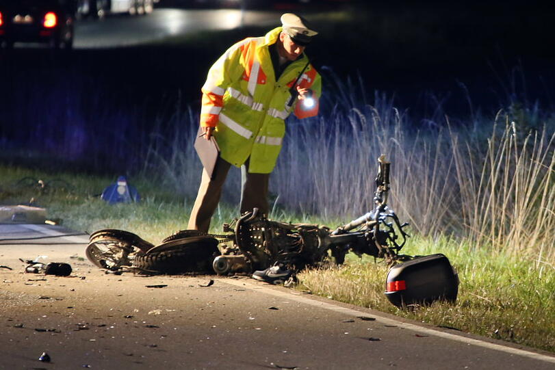 Zwei Motorradfahrer sind am Mittwochabend nach einem Zusammenprall auf der B299 gestorben.