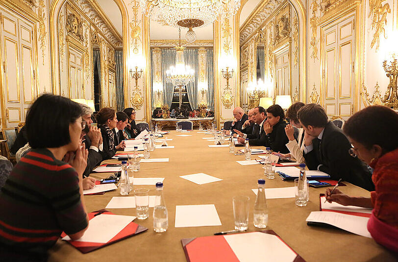 Noch am Abend berief Hollande eine Krisensitzung des Kabinetts ein.