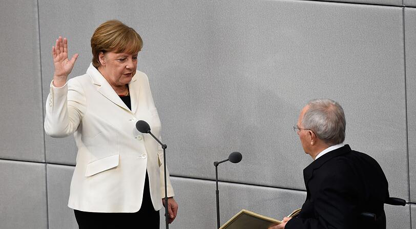 Bundeskanzlerin Angela Merkel (CDU) legt ihren Amtseid ab vor Bundestagspräsident Wolfgang Schäuble (CDU) im Reichstagsgebäude.