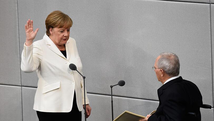 Bundeskanzlerin Angela Merkel (CDU) legt ihren Amtseid ab vor Bundestagspräsident Wolfgang Schäuble (CDU) im Reichstagsgebäude.