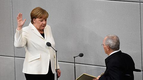 Bundeskanzlerin Angela Merkel (CDU) legt ihren Amtseid ab vor Bundestagspräsident Wolfgang Schäuble (CDU) im Reichstagsgebäude.