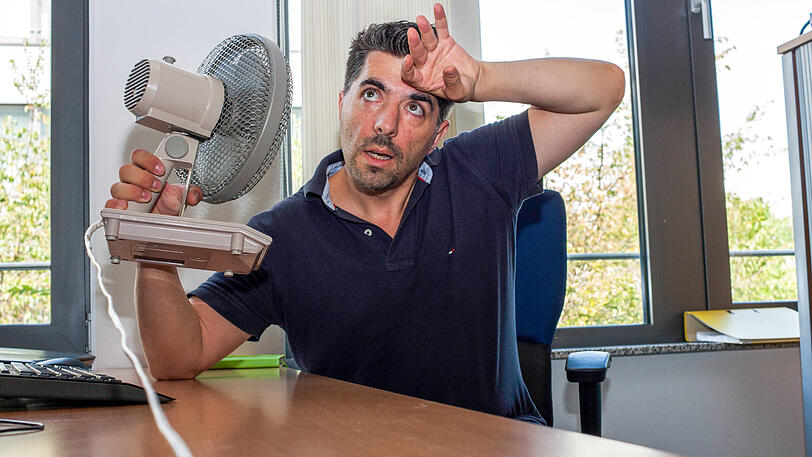 Wenn's heiß wird im Büro ist manches erlaubt - kleidertechnisch aber eher nicht.