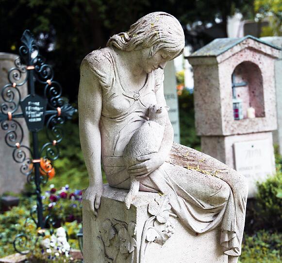 Frauenfigur mit Katze: Ein Grabstein auf dem Untermenzinger Friedhof.