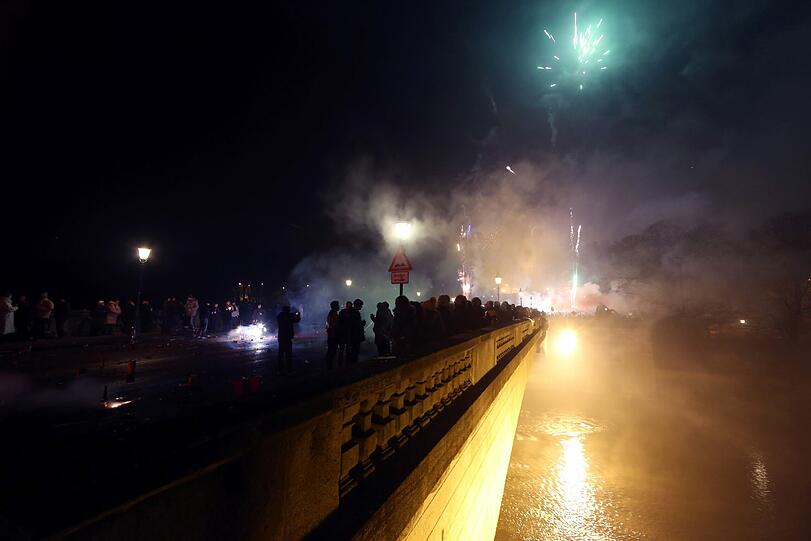Happy New Year 2014! München feiert Silvester. Hier gibt's die Bilder vom Feuerwerk und von der Party am Friedensengel.