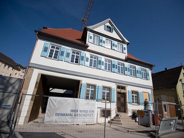Bauzaun am ehemaligen Wohnhaus der Familie des Dichters Friedrich Hölderlin, das zum Museum umgebaut wird.