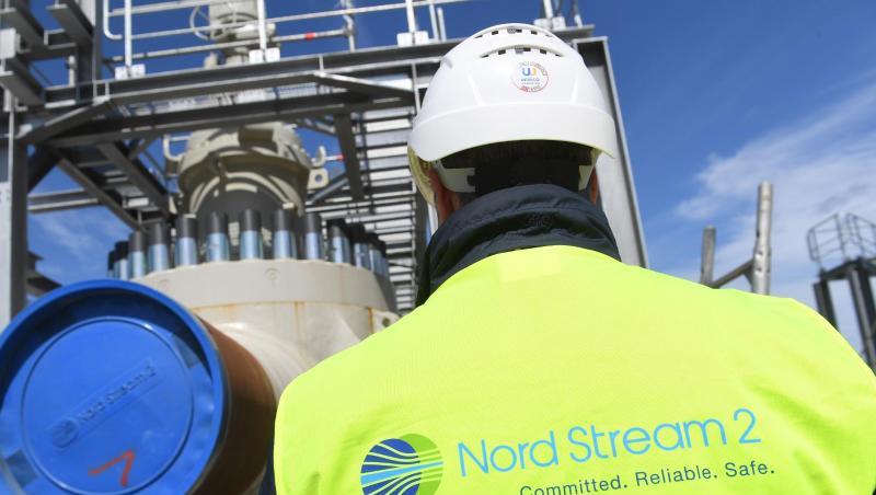 Ein Arbeiter geht auf einer Baustelle für die Ostseepipeline Nord Stream 2 an der Empfangsstation vorbei. Durch die Pipeline soll zum Jahresende das erste russische Erdgas strömen. Ein Arbeiter geht auf einer Baustelle für die Ostseepipeline Nord Stream 2 an der Empfangsstation vorbei. Durch die Pipeline soll zum Jahresende das erste russische Erdgas strömen.