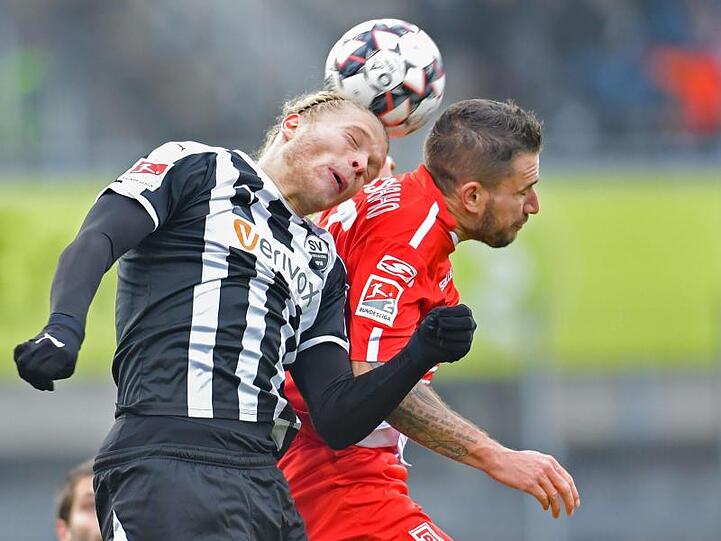 Kopfballduell zwischen Sandhausens Jesper Verlaat (l) und dem Regensburger Marco Grüttner.