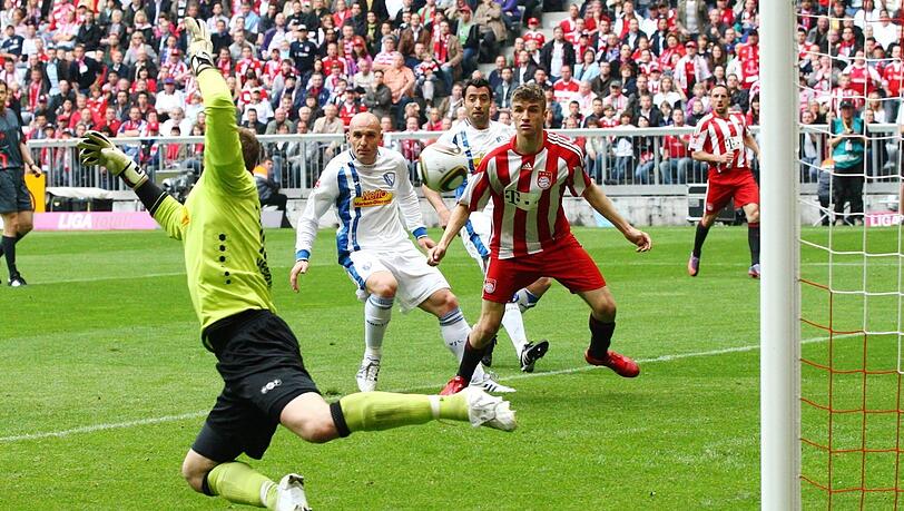 Thomas Müller erzielt seinen ersten Hattrick für den FC Bayern. Thomas Müller erzielt seinen ersten Hattrick für den FC Bayern.