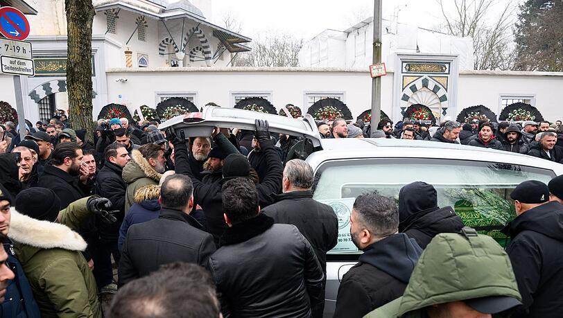 Ein Sarg wird nach dem Trauergebet vor der Beerdigung eines 62-Jährigen vor der Neuköllner Sehitlik-Moschee in einen Leichenwagen verladen. Ein Sarg wird nach dem Trauergebet vor der Beerdigung eines 62-Jährigen vor der Neuköllner Sehitlik-Moschee in einen Leichenwagen verladen.