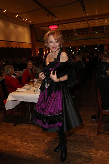 Tiefe Einblicke gibt's bei Schauspielerin Cornelia Corba, der Frau des verstorbenen Tommy Fuchsberger. Am Dienstag im Paulaner am Nockherberg.