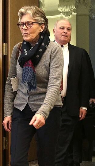 Seine Krawatte ist wieder Bordeaux-rot wie am ersten Prozesstag: Uli Hoeneß kam erneut in Begleitung von Frau Susanne in den Gerichtssaal. Mit dabei: Verteidiger Hanns Feigen. Die Bilder vom dritten Prozesstag vor dem Landgericht München II...