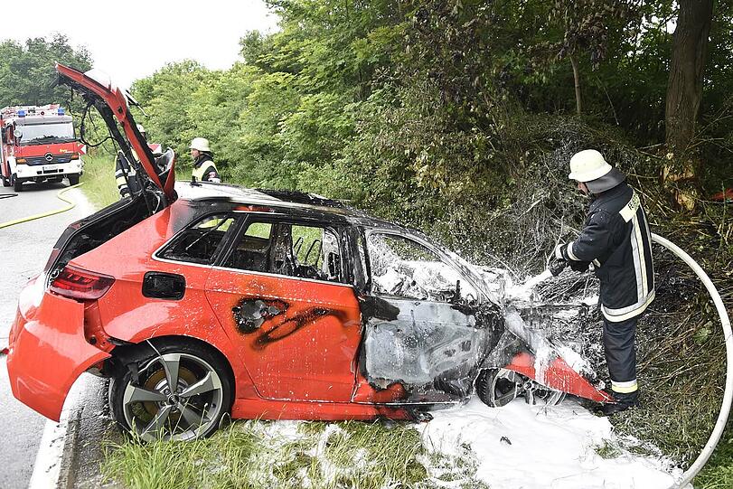 Der Audi brennt komplett aus - der Fahrer überlebt den schweren Unfall.