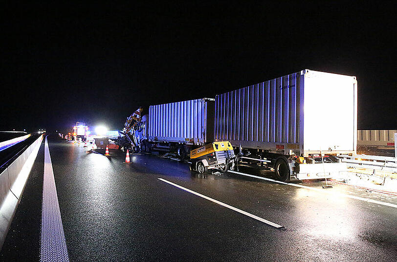 Bei seinem Crash in eine Baustelle hinterließ ein Lkw eine Schneise der Verwüstung. Die Bilder.