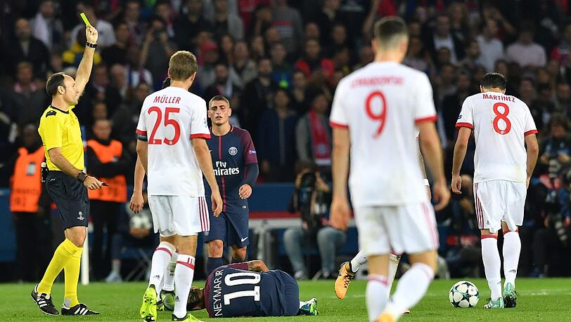 Antonio Mateu Lahoz pfeift das Halbfinale der Bayern in der Champions League. 2017 zeigt er Arturo Vidal (verdeckt) in der Partie des FCB gegen Paris St. Germain die Gelbe. Antonio Mateu Lahoz pfeift das Halbfinale der Bayern in der Champions League. 2017 zeigt er Arturo Vidal (verdeckt) in der Partie des FCB gegen Paris St. Germain die Gelbe.