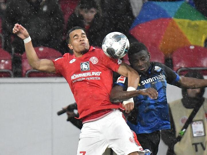 Der Mainzer Robin Quaison (l) im Luftduell mit dem Paderborner Christopher Antwi-Adjei.