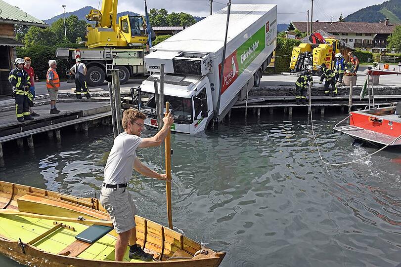 Mit einem Boot unterstützten die Einsatzkräfte.