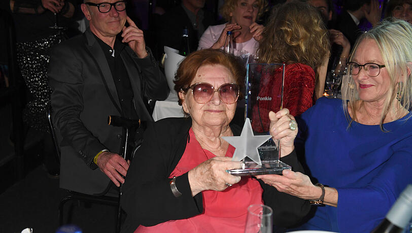 Bei der Gala zum 70. AZ-Geburtstag: Ponkie mit AZ-Stern für ihr Lebenswerk, rechts ihre Tochter Harriet. Bei der Gala zum 70. AZ-Geburtstag: Ponkie mit AZ-Stern für ihr Lebenswerk, rechts ihre Tochter Harriet.