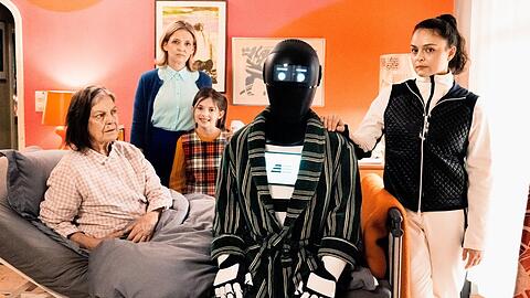 "Frau Winkler verl&auml;sst das Haus" (v.l.): Frau Winkler (Angela Winkler), Emi Winkler (Laura Tonke), Billie Winkler (Zo&euml; Baier), Pawlowitsch (Josef Ellers) und Selma (Via Jikeli).