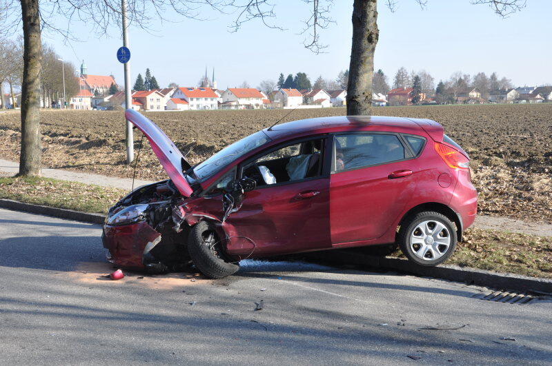 Altötting Gegen 15 Uhr erreignete sich auf der Untersbergstraße in Altötting ein Verkehrsunfall. Die Unfallstelle befand sich in einer Kurve. Es wurden zwei Personen leicht verletzt. Laut Polizei sollen beide Fahrzeugführer im Kurvenbereich zu weit in der Mitte gefahren sein.