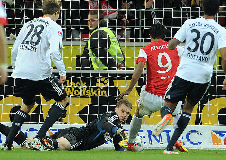 MANUEL NEUER: Bekam so viel zu tun wie zuletzt im Schalker Trikot: lang machen, Flugkopfball, das ganze Programm. Sauber ausgespielt beim 0:1, kalt erwischt beim nicht völlig unhaltbaren 1:2, geschockt vom 1:3. Note 4