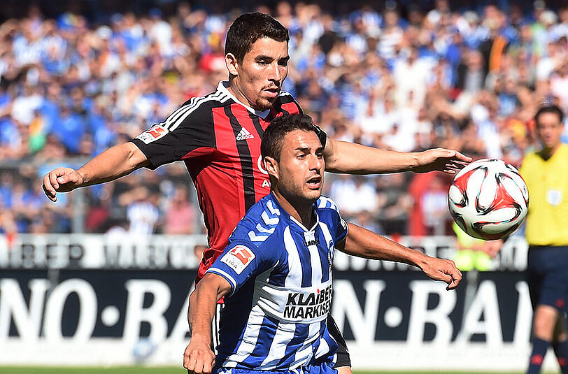 Der Karlsruher Manuel Torres (r) und der Ingolstädter Danilo Soares kämpfen um den Ball. Ingolstadt steht nach dem 1:0 gegen Karlsruhe wieder an der Tabellenspitze.