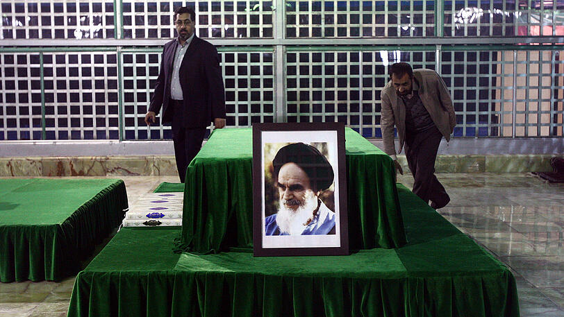 Das Archivbild zeigt Männer, die das Grab von Ajatollah Ruhollah Chomeini in Tehran (Iran) besuchen. Laut Medienberichten haben bewaffnete Männer am Mittwoch sowohl den Schrein des verstorbenen Glaubensführers als auch das iranische Parlament attackiert.