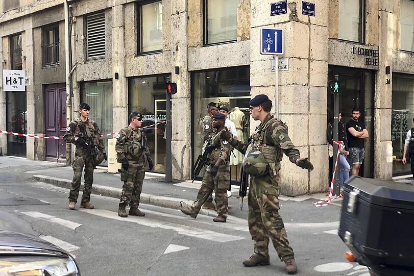 Soldaten der frazösischen Anti-Terror-Einheit sichern das Gebiet um den Ort der Explosion ab.