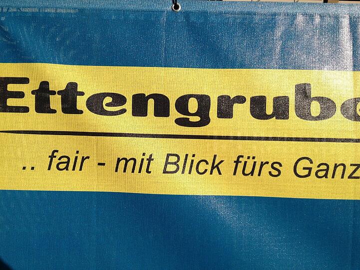 Vom "Blick aufs Ganze" - wie es das Abbruchunternehmen auf seinem Transparent verspricht - werden die alteingesessenen Bewohner der Häuser hinter den Glockenbachsuiten in Zukunft wohl nur träumen können....