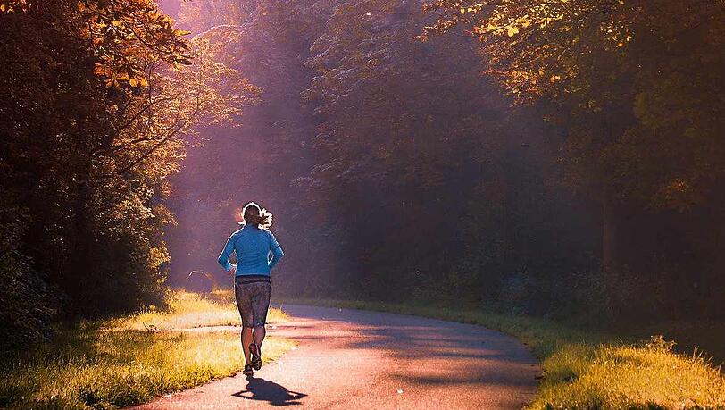 Auch Morgenmuffel sollten sich um ihre Gesundheit willen gelegentlich zum Frühsport aufraffen.  Das Workout am Morgen verspricht einen Energiekick für den Tag und bedeutet einen positiven Start.