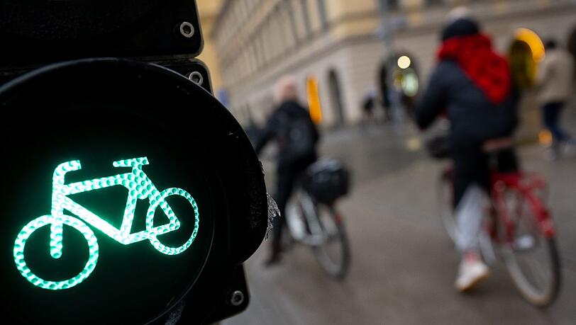 Eine Fahrradampel springt auf Grün.
