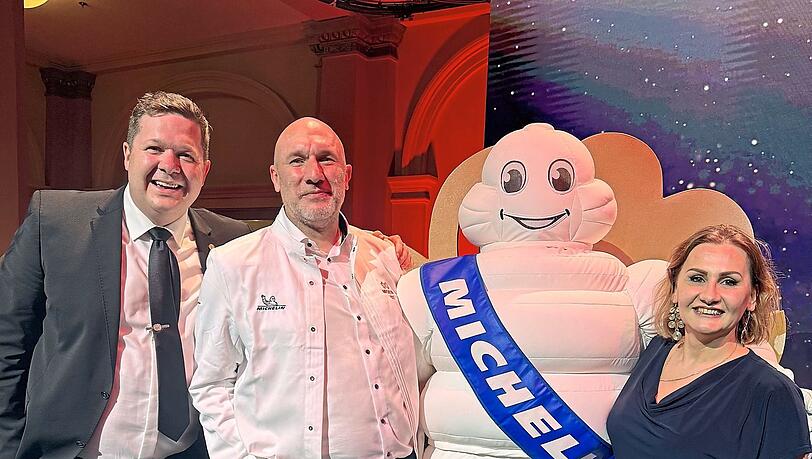 Hotelier Andreas Oswald, Küchenchef Thomas Gerber und seine Frau und gleichzeitig Kollegin, Filiz Gerber (v. l.), bei der Michelin-Stern-Gala in Frankfurt am Main.